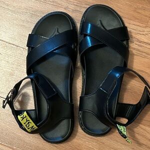 Black sandal (dupës)